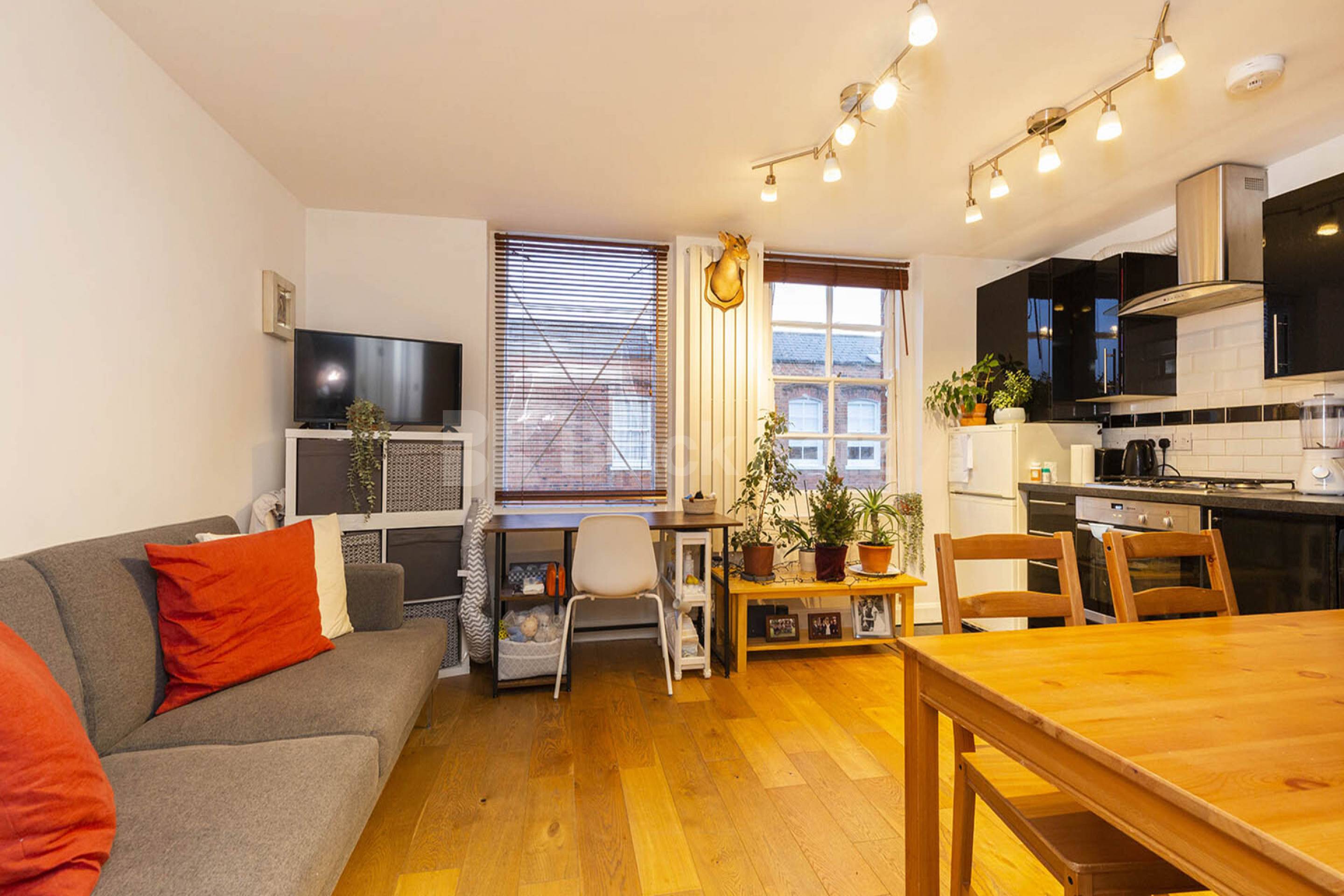 Located in a prime area close to the vibrant upper street with tons of amenaties Paget Street, Angel EC1V